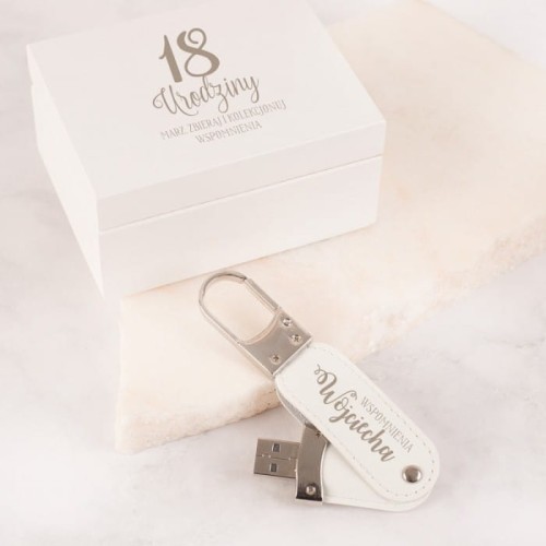 PENDRIVE skórzany z grawerem w drewnianym pudełku Prezent Urodzinowy