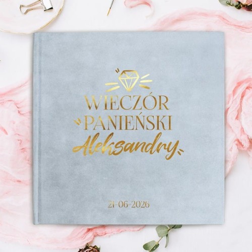Szary album na wieczór panieński z personalizowanym złotym napisem i datą wydarzenia na okładce.