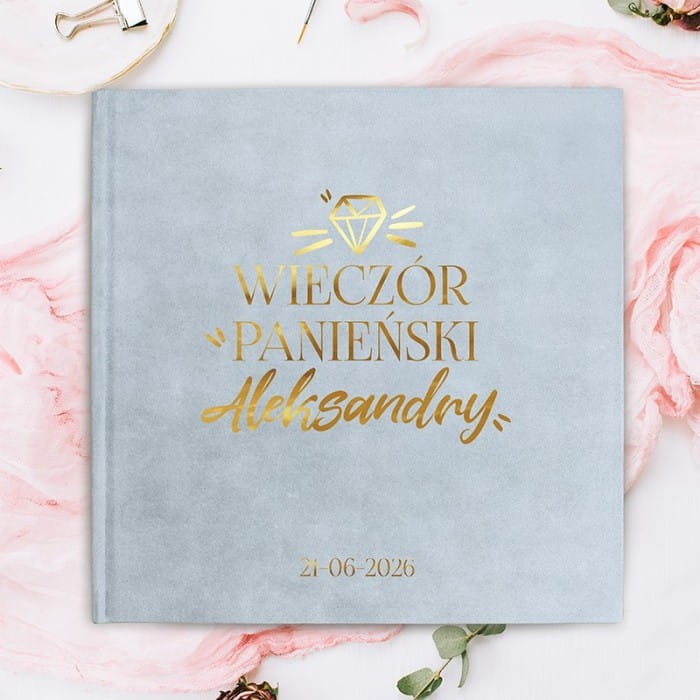 Szary album na wieczór panieński z personalizowanym złotym napisem i datą wydarzenia na okładce.