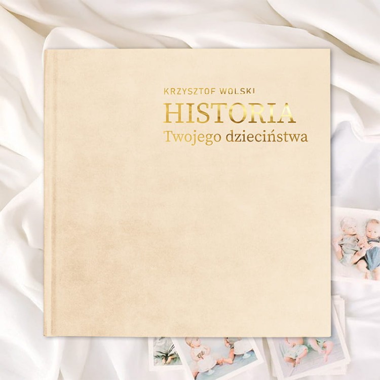 Kwadratowy album ze złoconym napisem