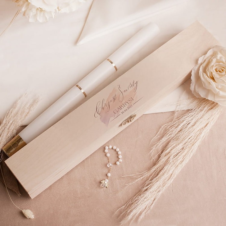 Drewniane pudełko na gromnicę na chrzest święty aniołek