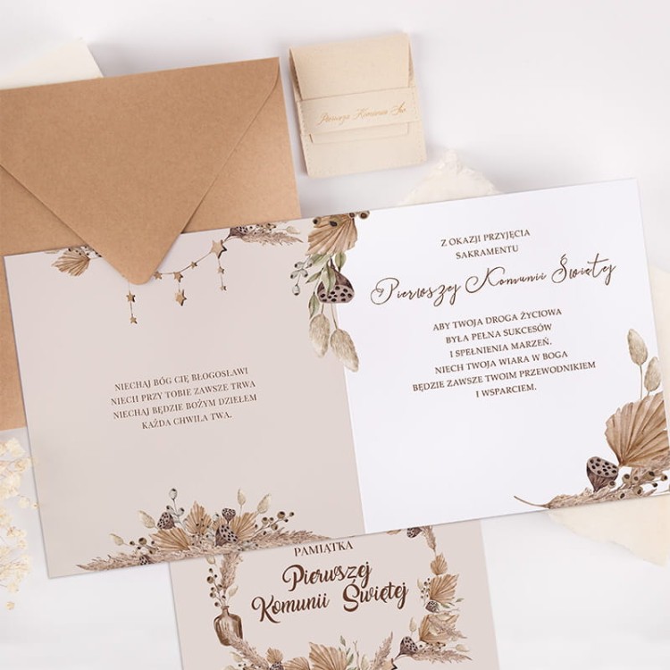 Brązowa bransoletka w stylu boho z kartką z okazji komunii świętej