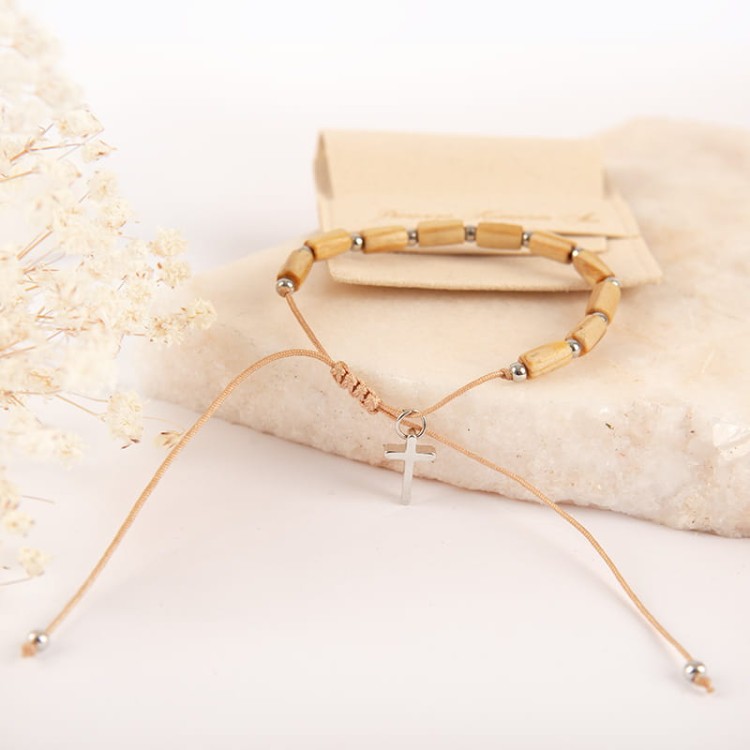 Drewniana bransoletka dla dziewczynki na komunię świętą w stylu boho