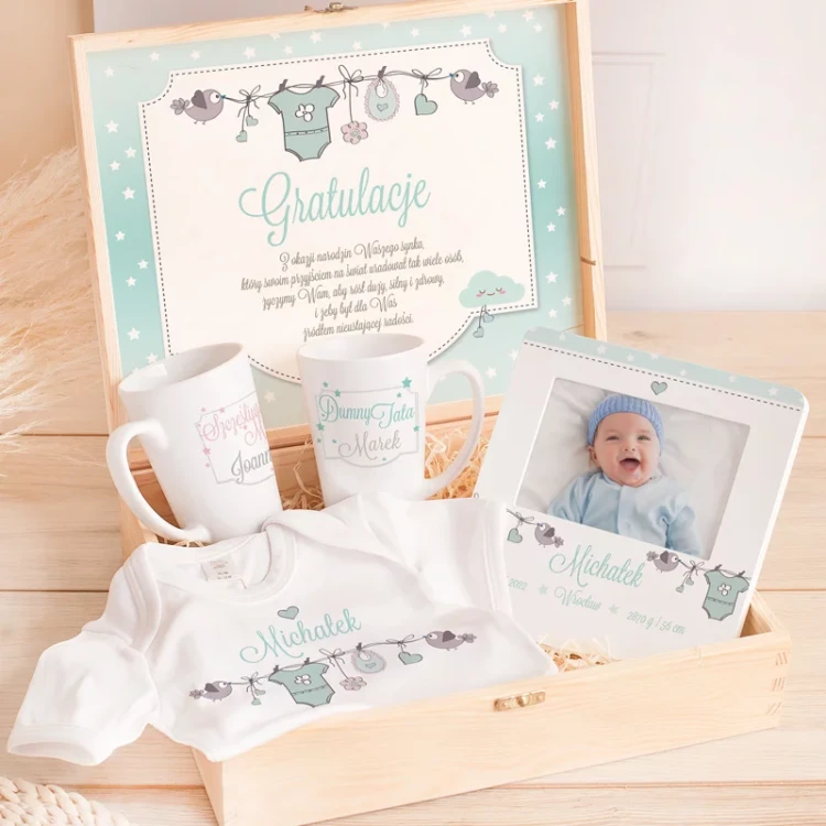 Skrzyneczka z personalizowanymi gadżetami dla rodziców.