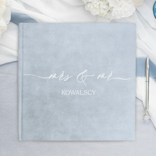 Jasnoniebieski album fotograficzny z personalizowanym napisem „mr & mrs” oraz nazwiskiem na okładce
