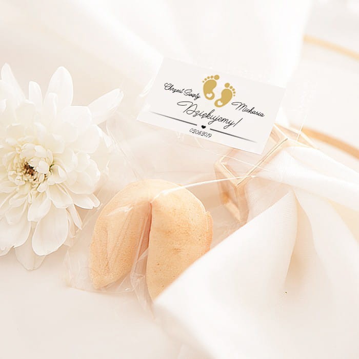 Ciasteczko-z-wrozba-na-chrzest-z-motywem-malych-stopek. (1).webp