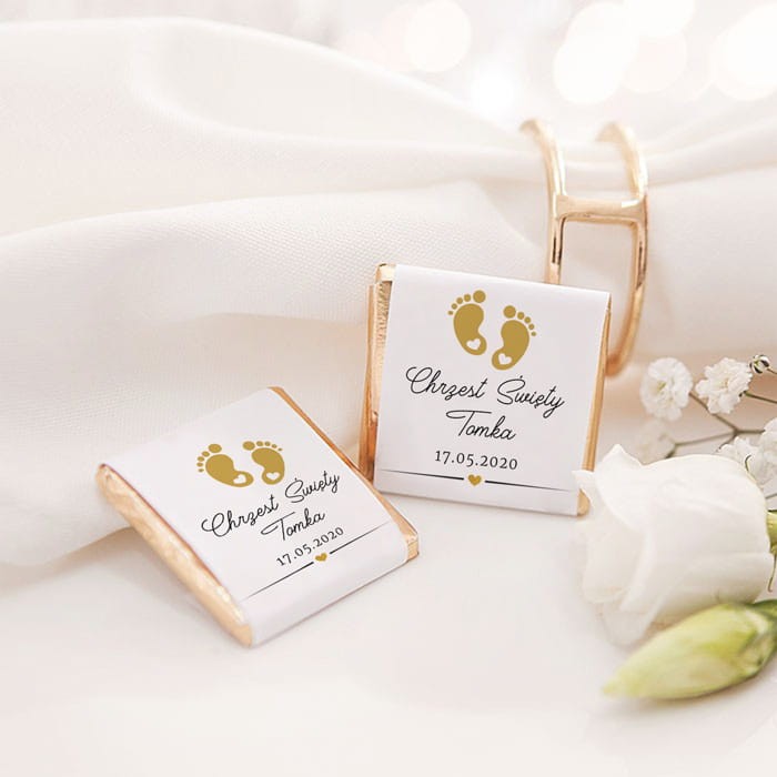 Czekoladki-na-Chrzest-Swiety-z-motywem-zlotych-stopek-i-imieniem-dziecka..webp