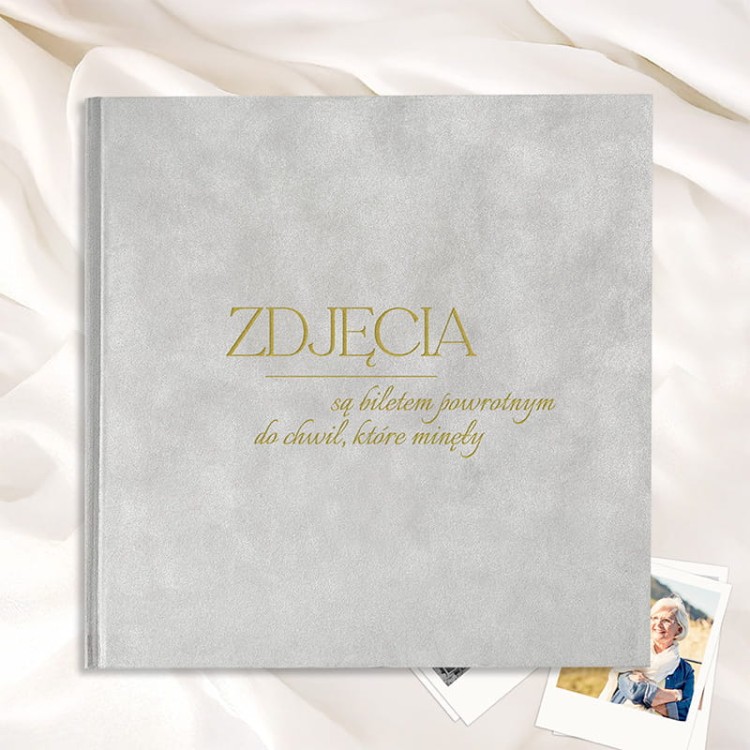 Ekskluzywny-album-welurowy-na-zdjecia-z-cytatem,-idealny-na-rodzinne-fotografie.webp