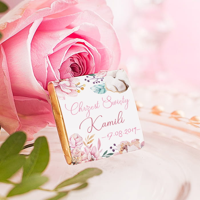 Elegancka-czekoladka-w-kwiatowym-stylu-jako-podziekowanie-dla-gosci-na-chrzest..webp