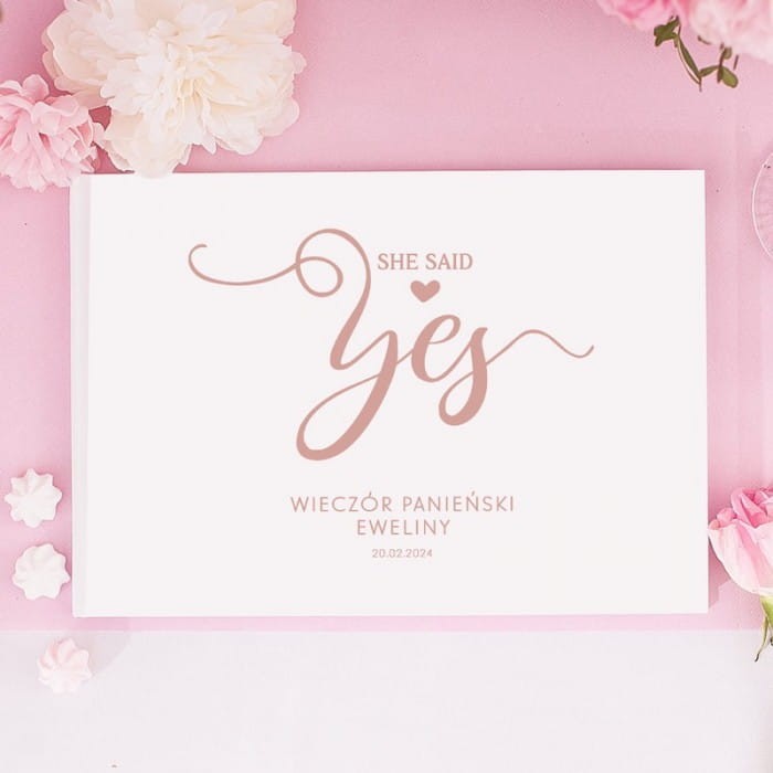 KSIEGA-pamiatkowa-wieczoru-panienskiego-She-Said-Yes-BIALECZARNE-KARTKI.webp
